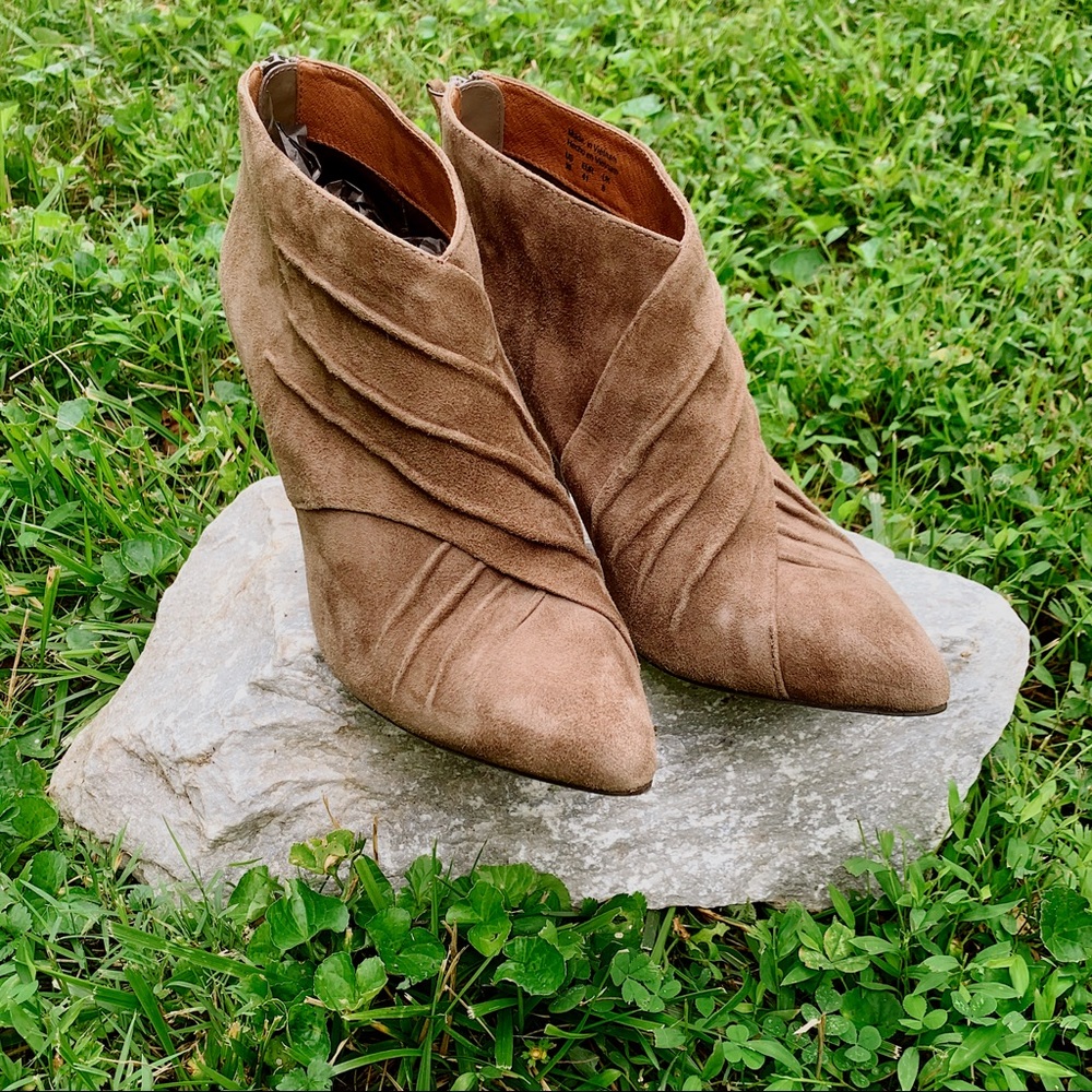 Pointed Toe Suede Boots